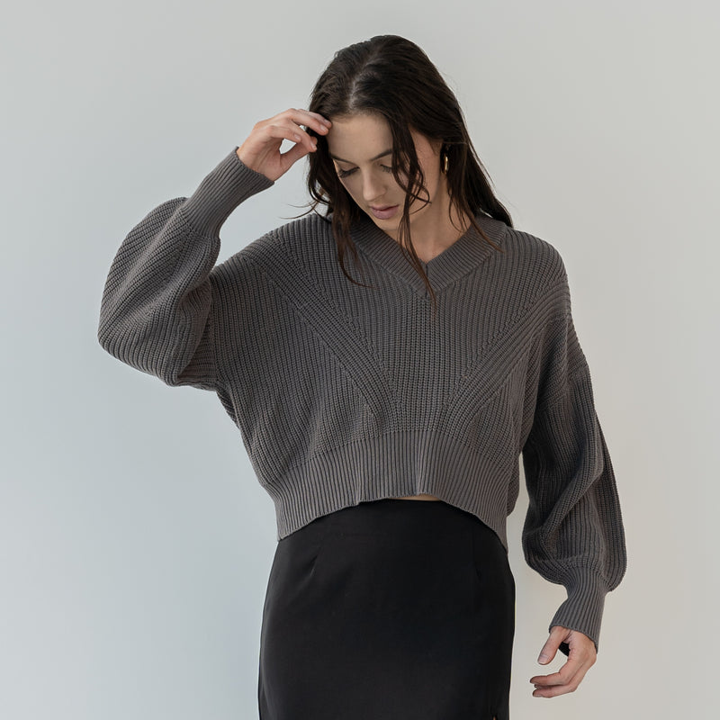 Heavy V-Neck Cropped Sweater In Cotton in Charcoal